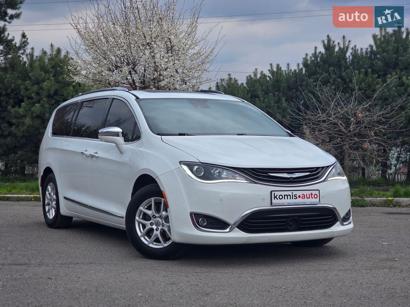 Минивэн Chrysler Pacifica 2017 в Хмельницком