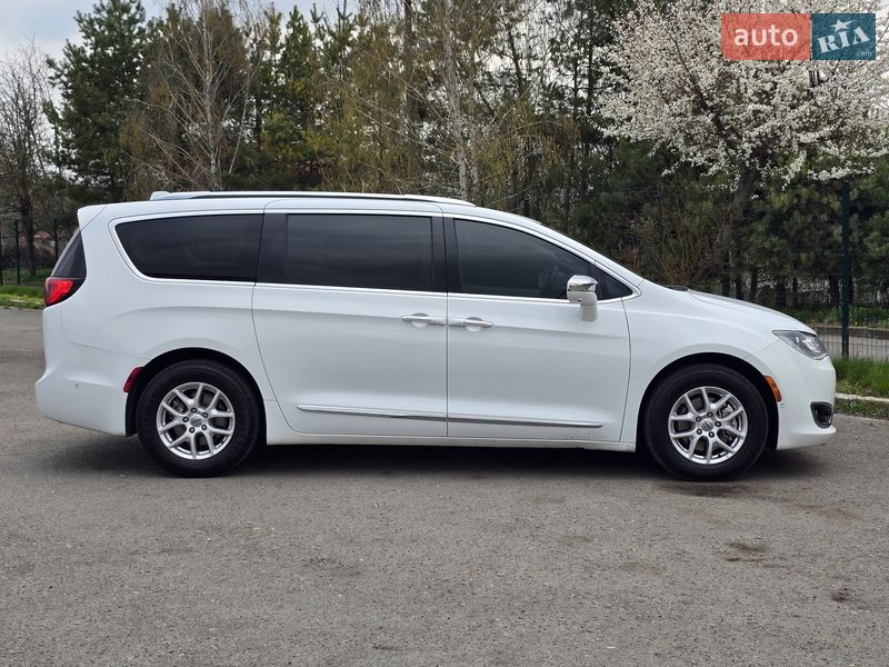 Минивэн Chrysler Pacifica 2017 в Хмельницком