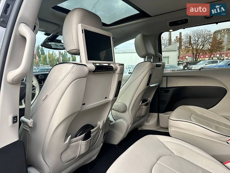 Минивэн Chrysler Pacifica 2017 в Киеве