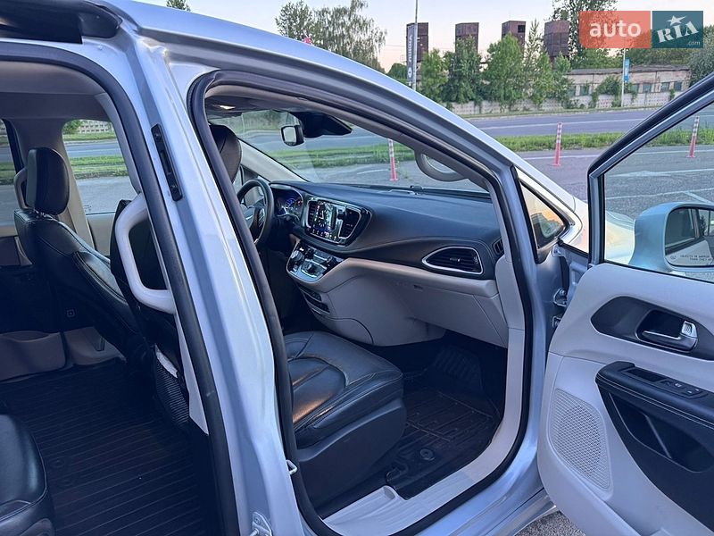 Мінівен Chrysler Pacifica 2022 в Львові