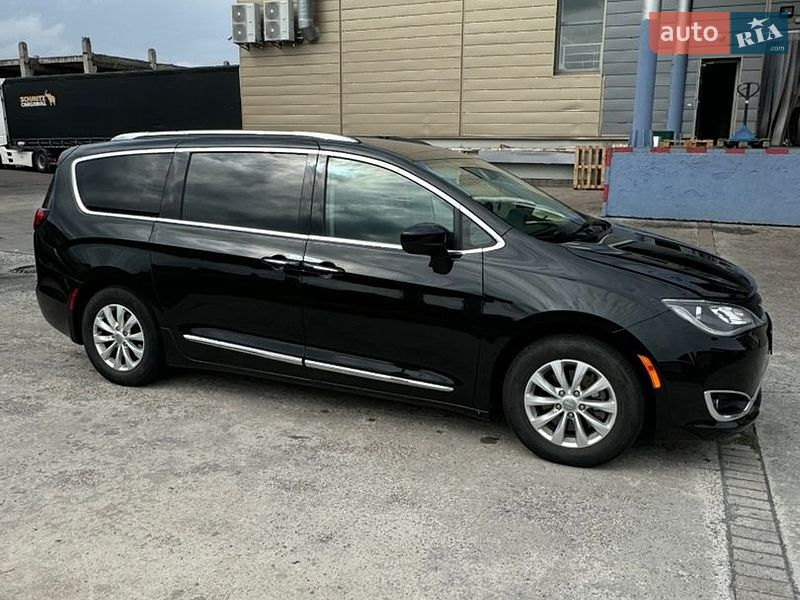 Универсал Chrysler Pacifica 2019 в Ровно