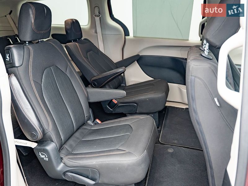 Мінівен Chrysler Pacifica 2018 в Києві