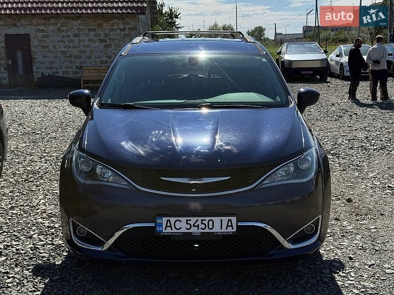 Chrysler Pacifica, photos from the listing