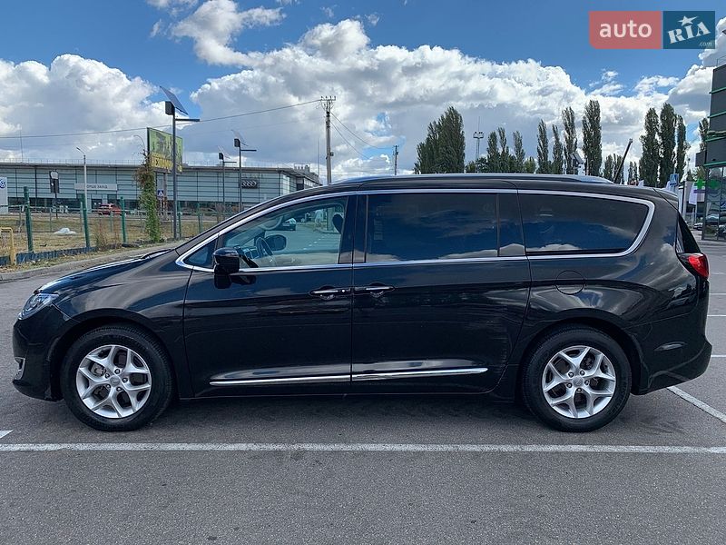 Мінівен Chrysler Pacifica 2018 в Києві