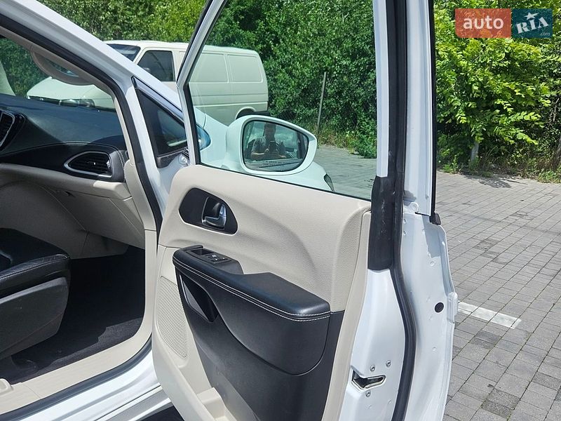 Мінівен Chrysler Pacifica 2022 в Львові