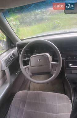 Седан Chrysler Saratoga 1990 в 