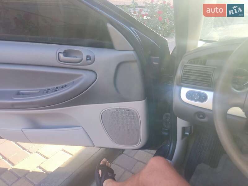 Седан Chrysler Sebring 2005 в 