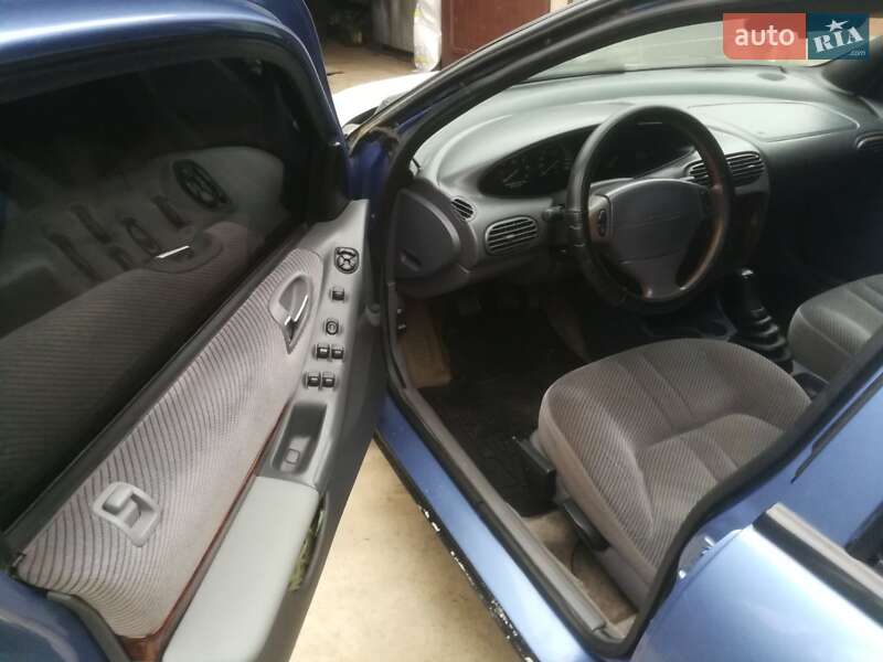 Седан Chrysler Stratus 1995 в Виннице