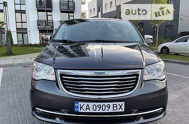 Минивэн Chrysler Town & Country 2015 в Киеве