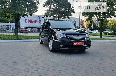 Минивэн Chrysler Town & Country 2016 в Киеве