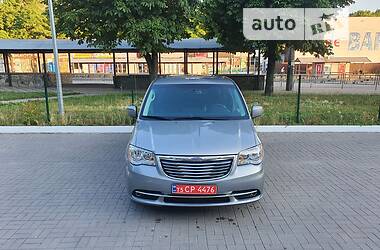 Минивэн Chrysler Town & Country 2016 в Киеве