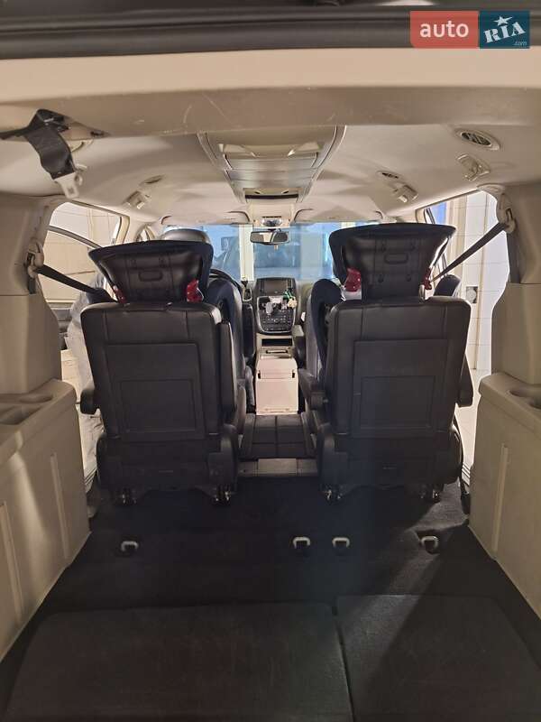 Мінівен Chrysler Town & Country 2013 в Києві