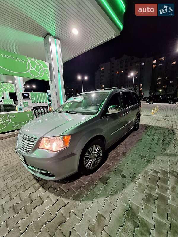 Мінівен Chrysler Town & Country 2013 в Києві