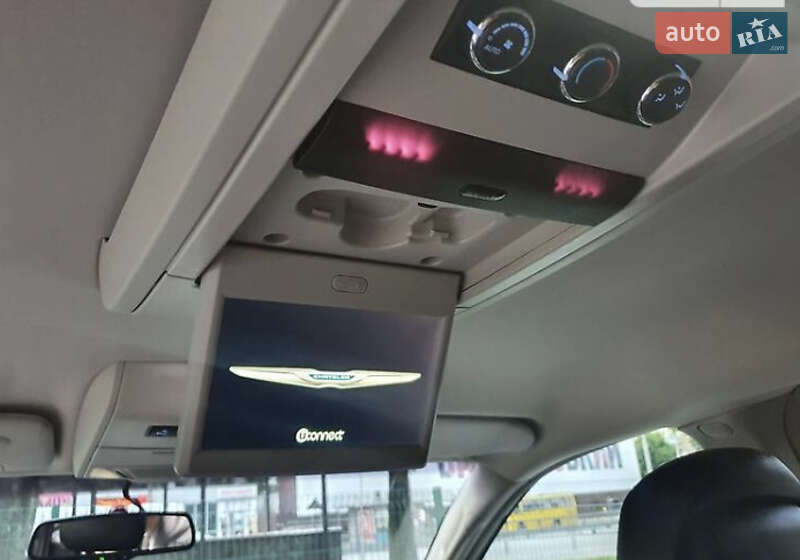 Минивэн Chrysler Town & Country 2014 в Киеве