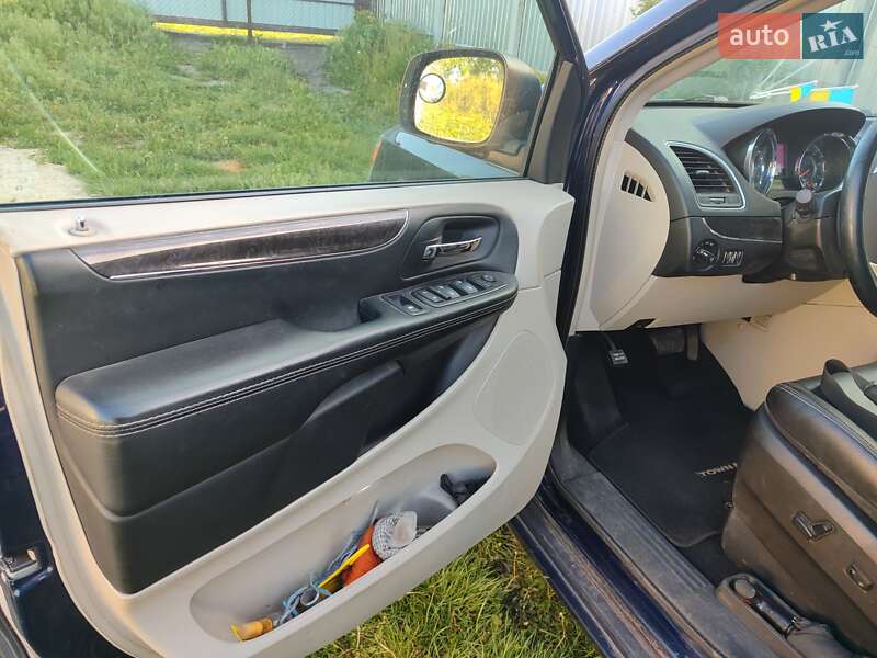 Минивэн Chrysler Town & Country 2014 в Киеве