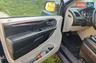Минивэн Chrysler Town & Country 2014 в 