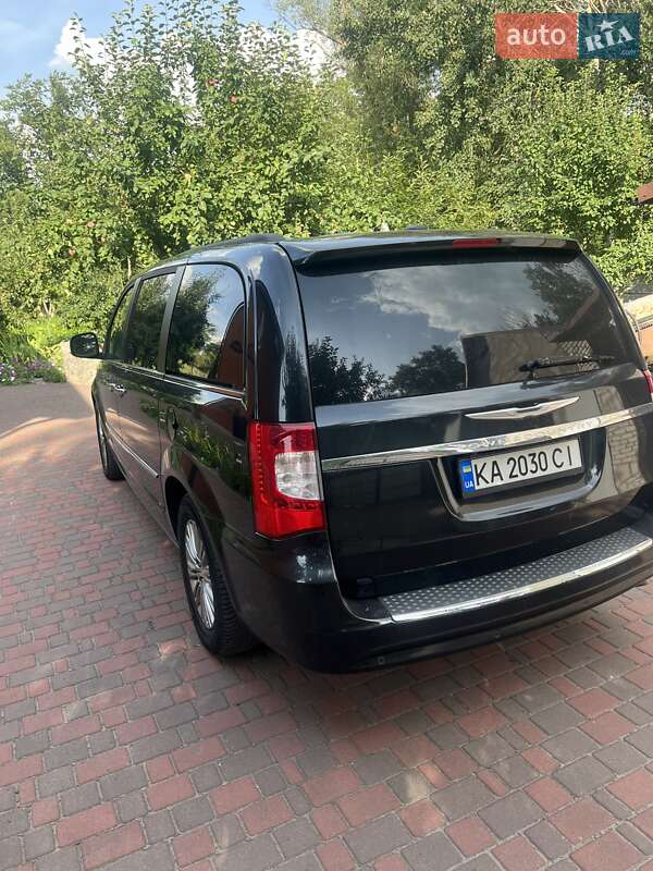 Мінівен Chrysler Town & Country 2015 в Києві