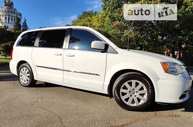 Минивэн Chrysler Town & Country 2016 в Киеве