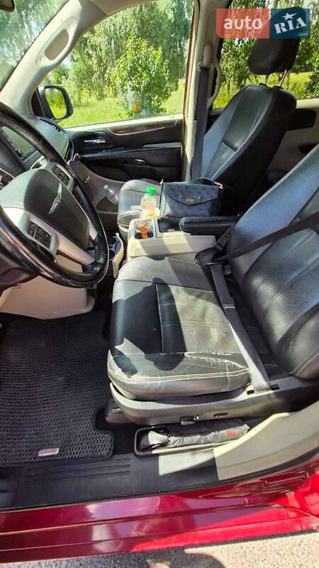 Минивэн Chrysler Town & Country 2013 в Борисполе