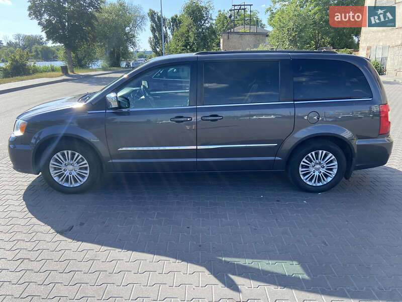 Мінівен Chrysler Town & Country 2014 в Василькові