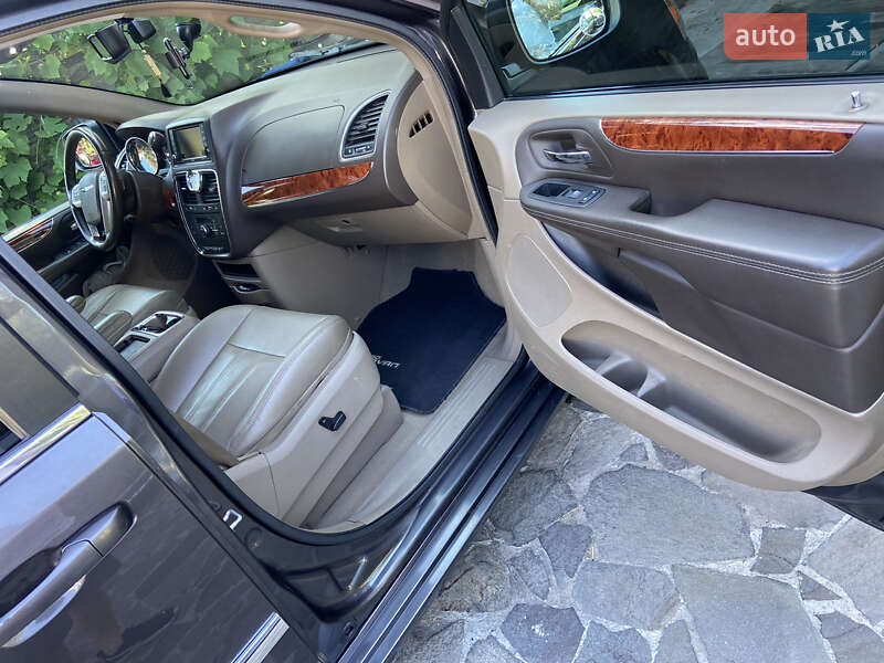 Мінівен Chrysler Town & Country 2014 в Василькові