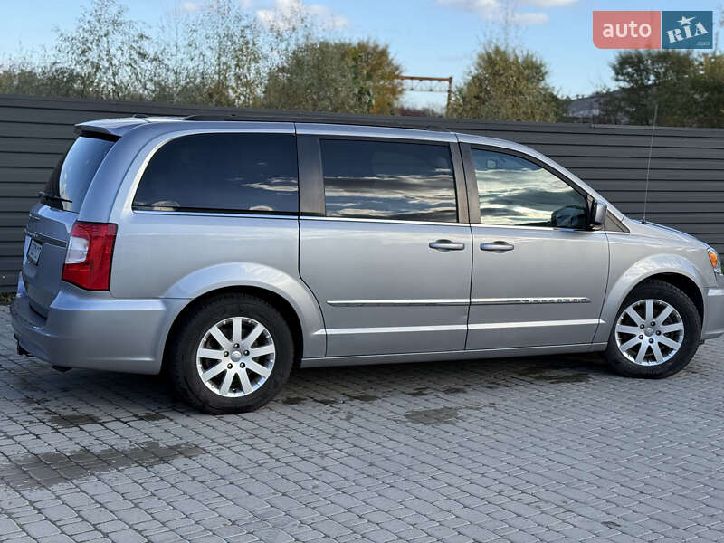 Минивэн Chrysler Town & Country 2016 в Киеве фото 4 Минивэн Chrysler Town & Country 2016 в Киеве