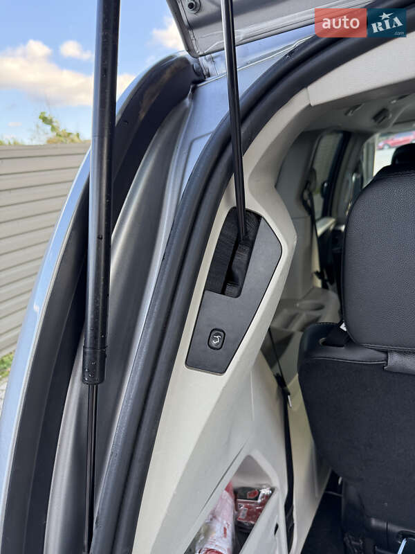 Минивэн Chrysler Town & Country 2016 в Киеве фото 29 Минивэн Chrysler Town & Country 2016 в Киеве