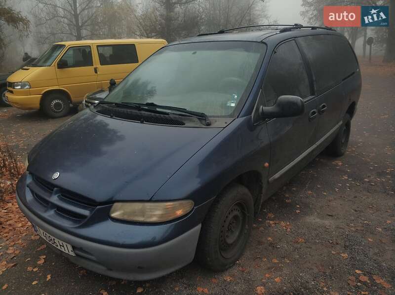 Минивэн Chrysler Voyager 2000 в 