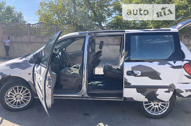 Минивэн Chrysler Voyager 2002 в 