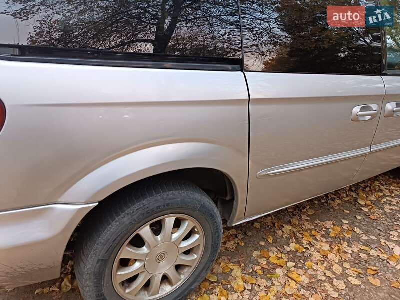Минивэн Chrysler Voyager 2003 в Мукачево
