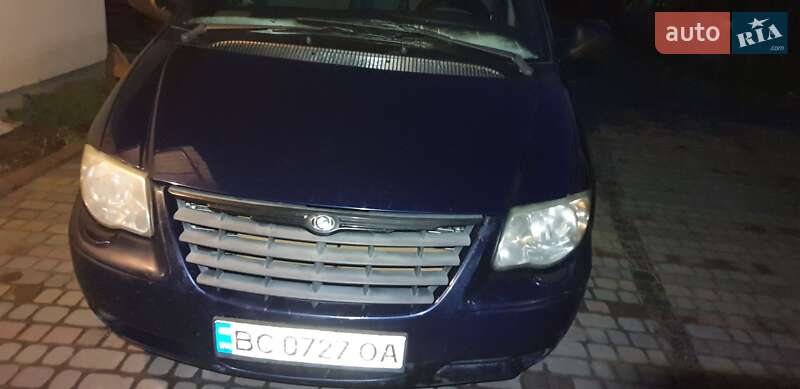 Минивэн Chrysler Voyager 2006 в 