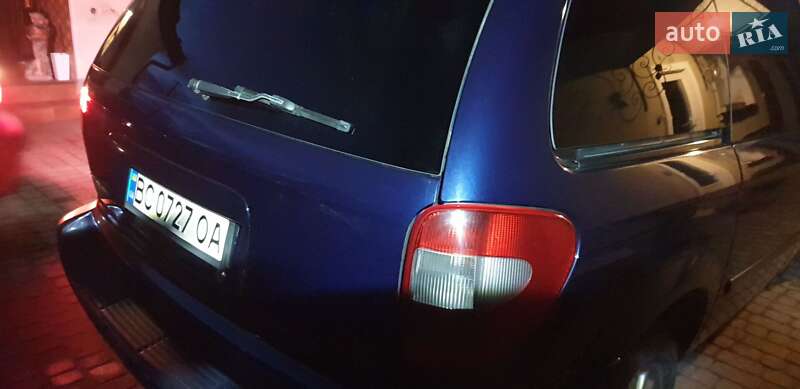 Минивэн Chrysler Voyager 2006 в Жовкве