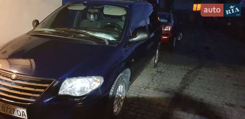 Минивэн Chrysler Voyager 2006 в Жовкве