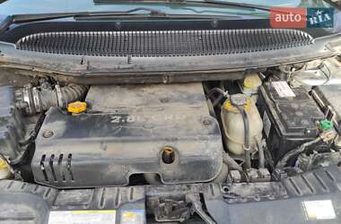 Минивэн Chrysler Voyager 2006 в 