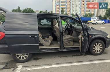 Минивэн Chrysler Voyager 2001 в 