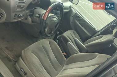 Минивэн Chrysler Voyager 2001 в 