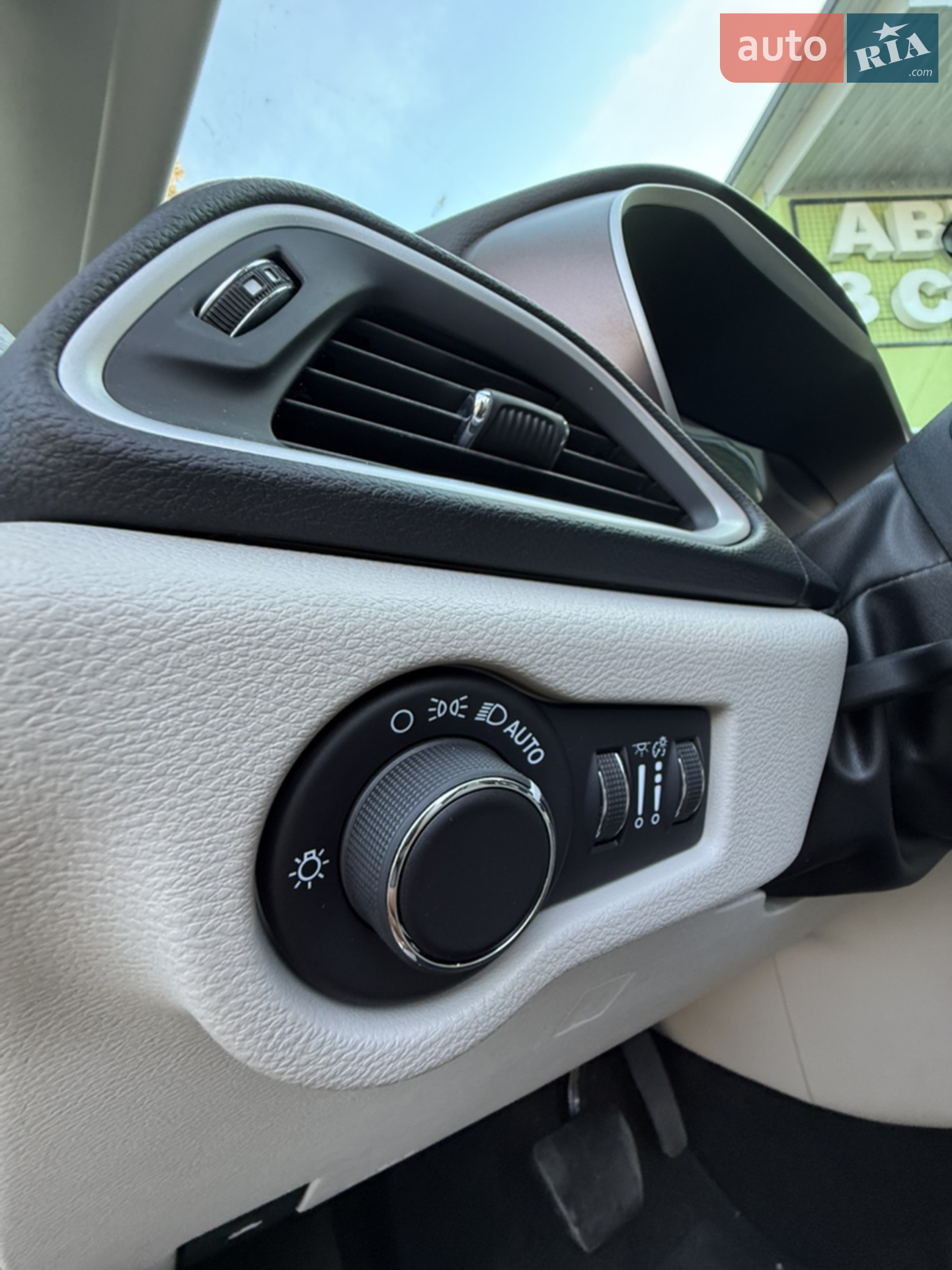 2020 Chrysler Voyager - мініатюра 12