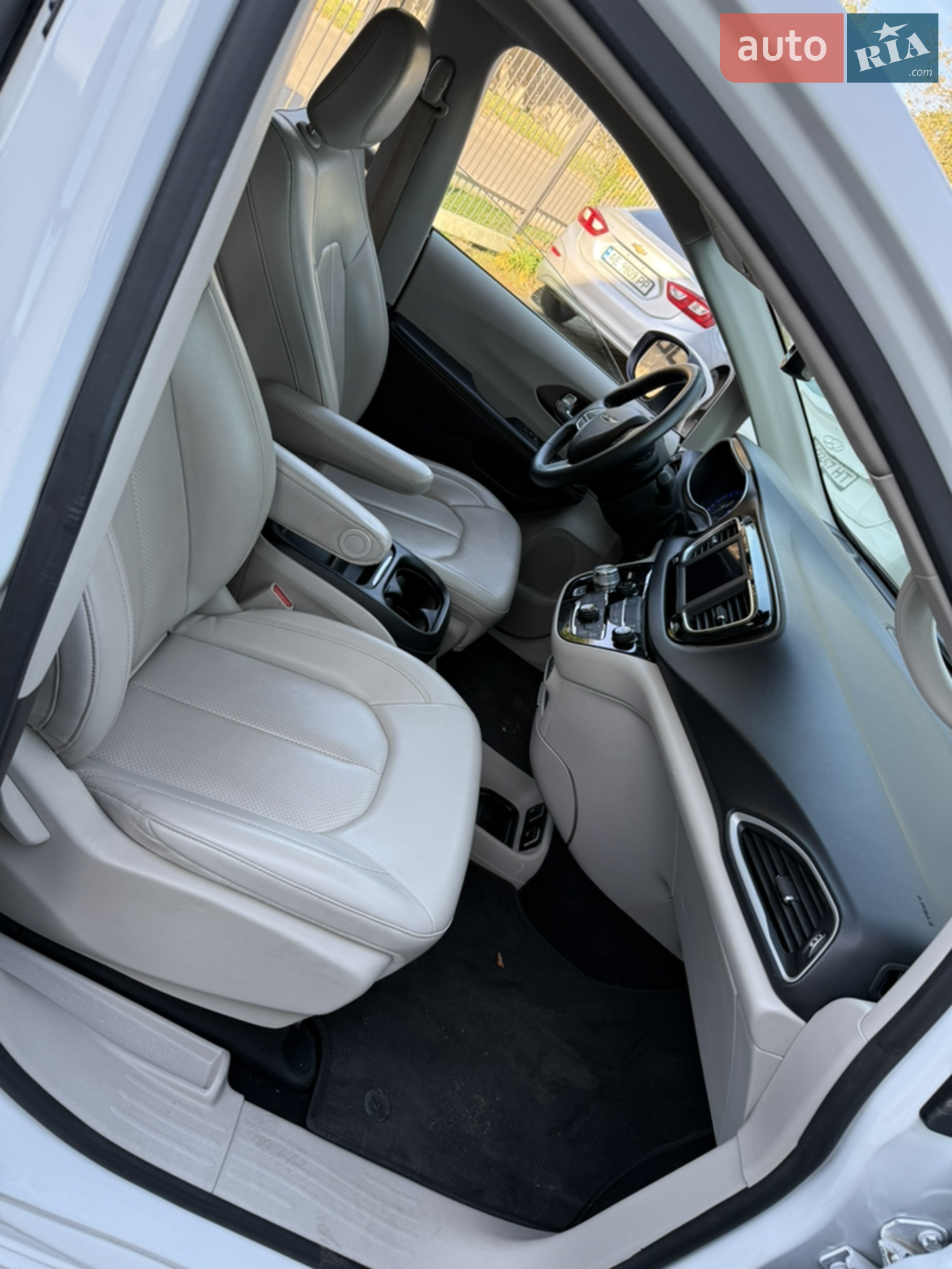 2020 Chrysler Voyager - мініатюра 13
