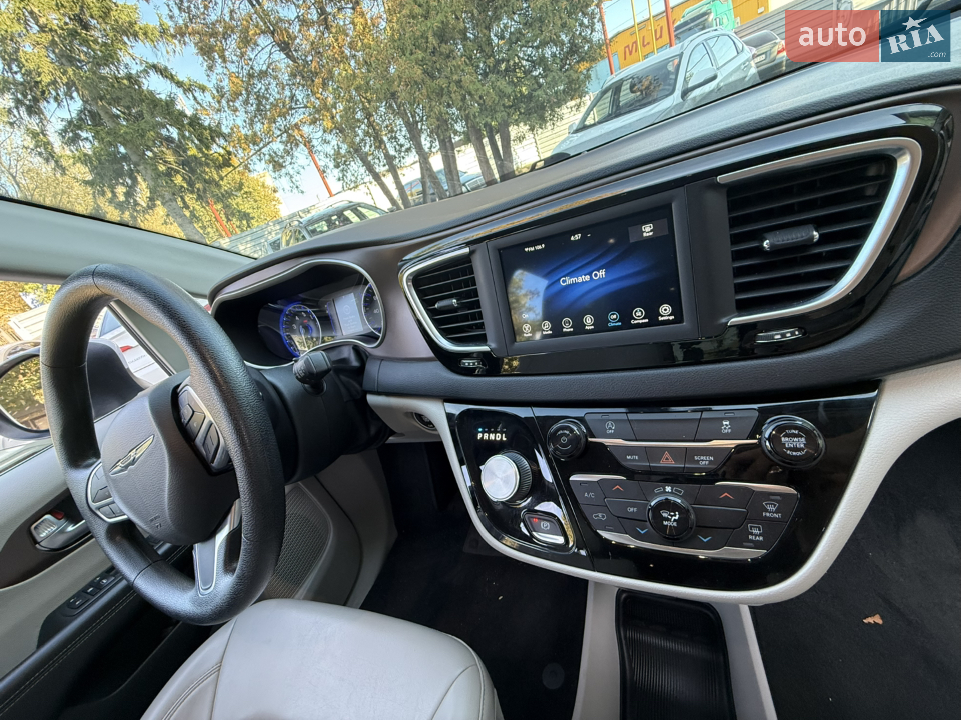 2020 Chrysler Voyager - мініатюра 17