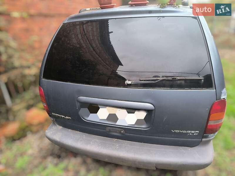 Седан Chrysler Voyager 1999 в Ужгороді