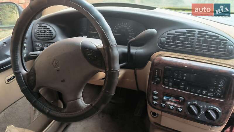Седан Chrysler Voyager 1999 в Ужгороді