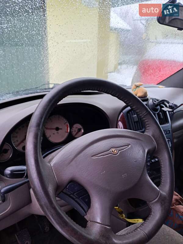 Минивэн Chrysler Voyager 2003 в Сарнах