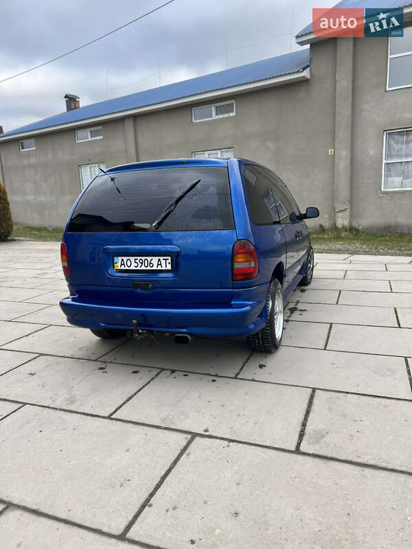 Минивэн Chrysler Voyager 1997 в Хусте