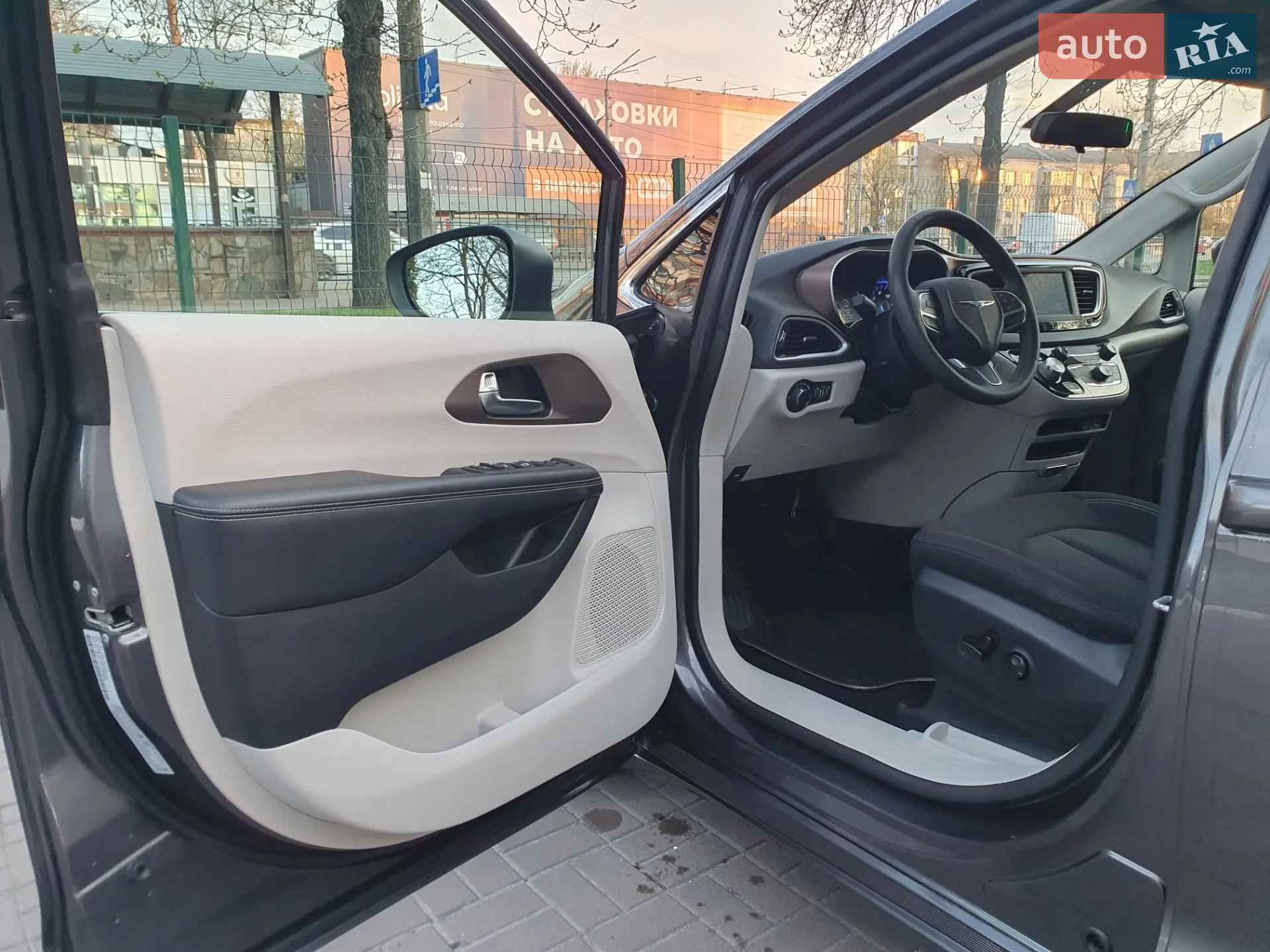 2022 Chrysler Voyager - мініатюра 25