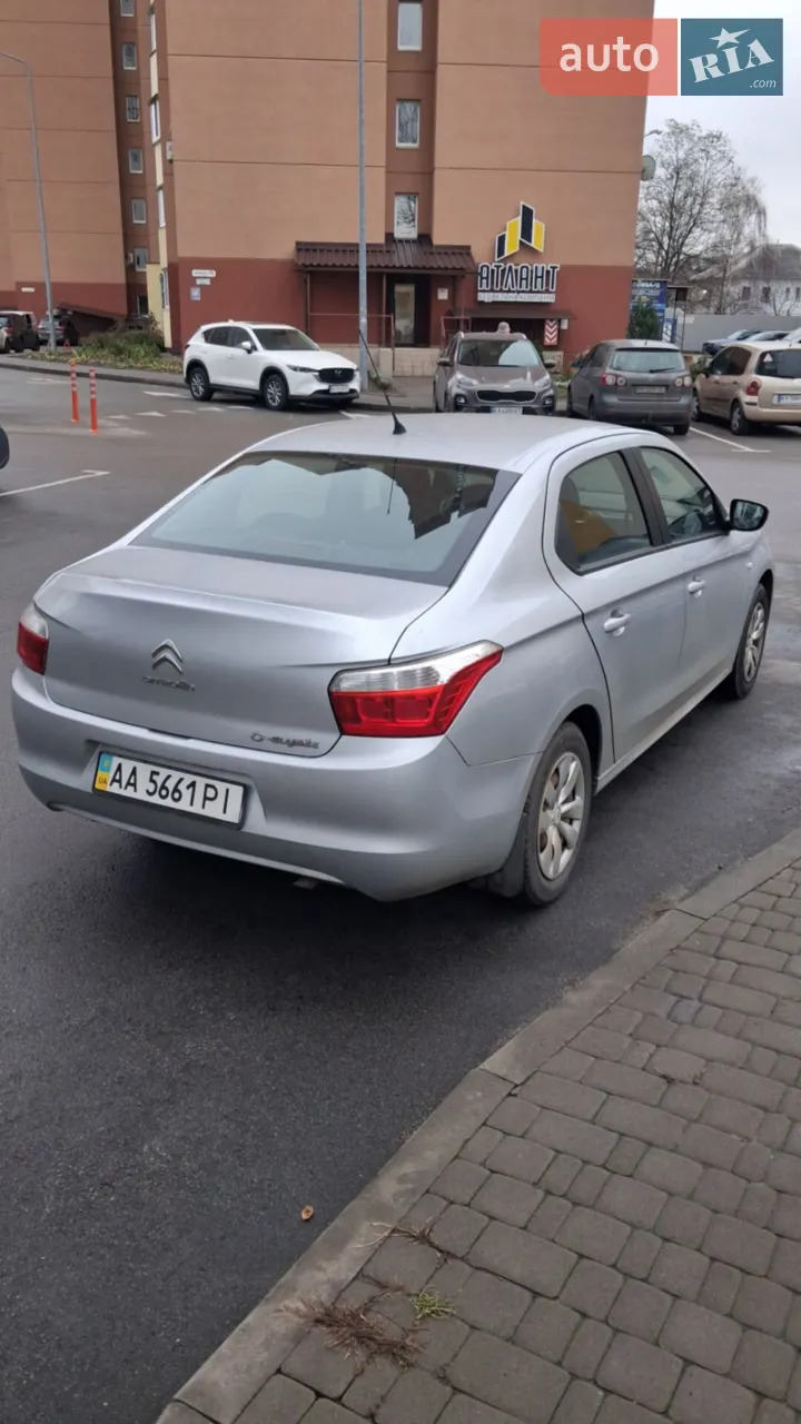 Взяли у знайомих, які купляли авто в салоні в 2014р. Вони їздили мало, останні 3 роки за кордоном, тому їздили ще менше. Реальний пробіг. Стан нової.
Ззаду зручно сидіти пасажирам, багато місця для ніг. Багажник (як для седану) досить великий. Сидіння задні складаються вперед, можна перевозити щось габаритне.
Ходова, кузов та все інше у відмінному стані. Розхід середній +- 6л/100км.
Двигун 1.2.
Є мультилок.
Деталі за телефоном.
Допомоги у продажі не потребую.