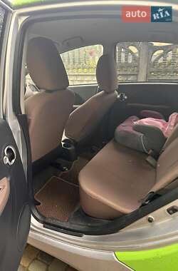 Хэтчбек Citroen C-Zero 2011 в 