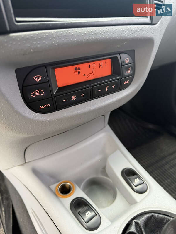 Хэтчбек Citroen C3 2004 в Днепре