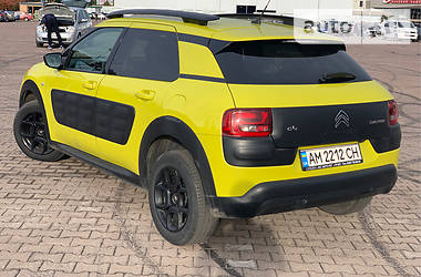 Внедорожник / Кроссовер Citroen C4 Cactus 2015 в 