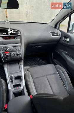 Хэтчбек Citroen C4 2013 в 