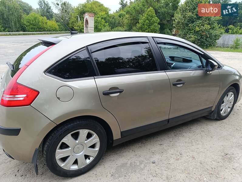 Хэтчбек Citroen C4 2010 в Обухове